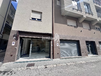 Foto Locale commerciale in Via dei Giardini 18, L'Aquila Villa Comunale