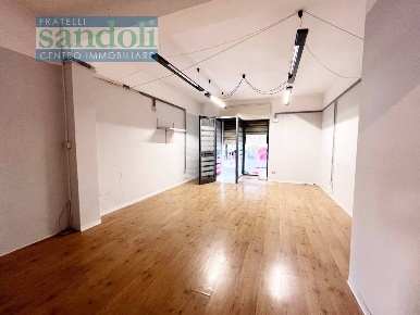 Foto Locale commerciale in viale Rimembranza, Vercelli Semicentro di 35 m²