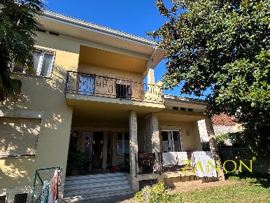 Foto Villa unifamiliare in Via Sartorio, Gorizia Centro di 222 m²