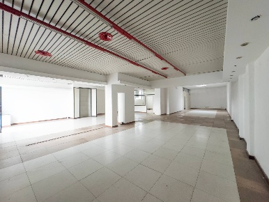 Foto Negozio in Via Veglia, Torino Santa Rita di 300 m² con 5 locali