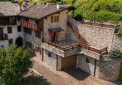 Foto Case semi ndipendenti a Cavedine Centro di 185 m² con 10 locali