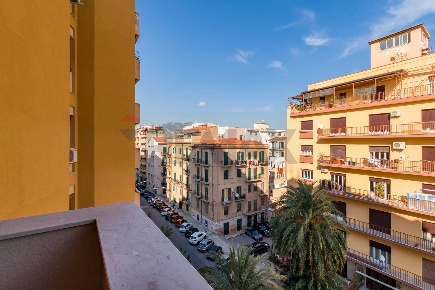 Foto Appartamento in Viale Regina Margherita 9, Palermo Zisa di 124 m²