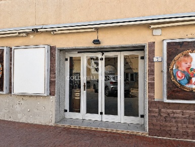 Foto Negozio in Via di San Piero, Campo nell'Elba Marina Di Campo di 25 m²