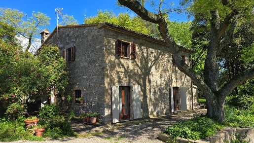 Foto Casale in SP92 93, Baschi di 160 m² con 9 locali in vendita