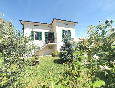 Foto Villa unifamiliare a Lucca San Vito di 200 m² con 8 locali in vendita