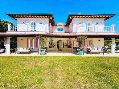 Foto Villa unifamiliare a Forte dei Marmi Vittoria Apuana di 387 m²