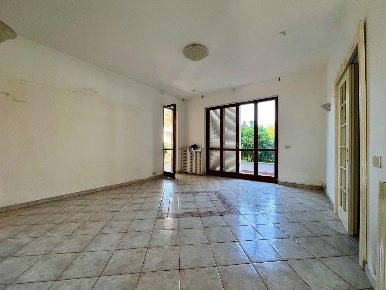 Foto Appartamento a Massa Marina di Massa Centro di 110 m² con 5 locali