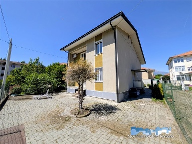 Foto Villa unifamiliare in Via Adamello, Ivrea di 174 m² con 8 locali