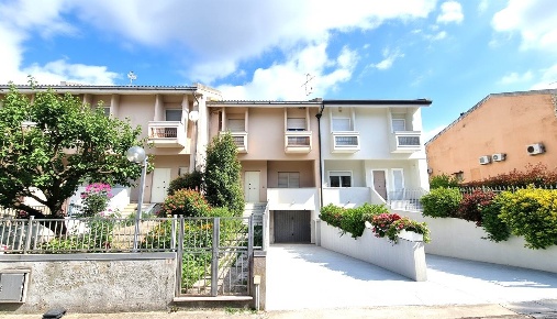Foto Villa a schiera in via parisi, Capua Centro di 190 m² con 4 locali