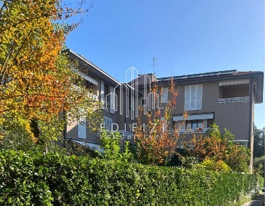 Foto Appartamento a Massa Marina di Massa Centro di 110 m² con 5 locali