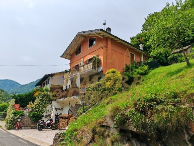 Foto Villa bifamiliare a Valle Cannobina di 200 m² con 8 locali in vendita