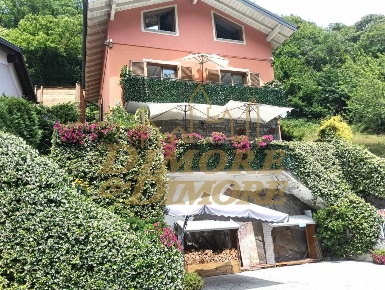 Foto Villa bifamiliare a Valle Cannobina di 200 m² con 8 locali in vendita