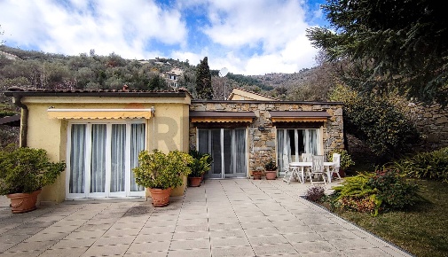 Foto Villa unifamiliare a Sanremo Verezzo di 198 m² con 6 locali in vendita