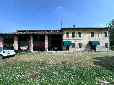 Foto Rustico in strada gazzano, Parma di 320 m² con 7 locali in vendita