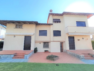 Foto Casa indipendente a Pietrasanta di 280 m² con 6 locali in vendita