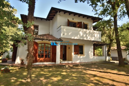 Foto Villa bifamiliare a Massa Ronchi - Poveromo di 160 m² con 7 locali