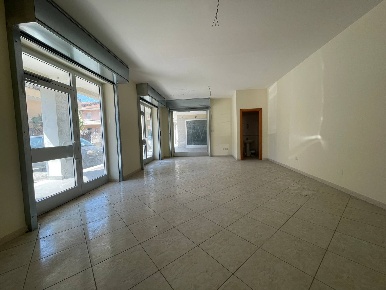 Foto Negozio in via Giovanni Amendola 8, Capodrise di 53 m² con 1 locali