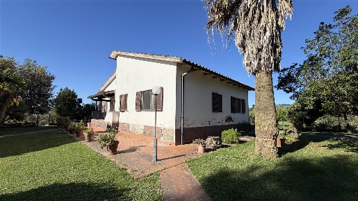 Foto Villa unifamiliare a Campagnatico Campino di 280 m² con 12 locali