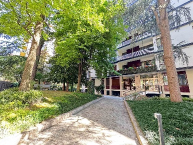 Foto Appartamento a Milano Frua di 228 m² con 6 locali in vendita