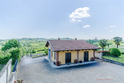 Foto Villa unifamiliare a Verrua Savoia Centro di 410 m² con 10 locali