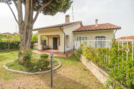 Foto Villa unifamiliare in Via Moricone, Albano Laziale di 203 m²