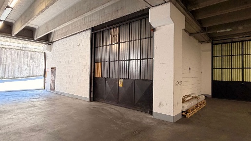 Foto Magazzino in Via Giacomo Leopardi 1, Grugliasco Centro di 338 m²