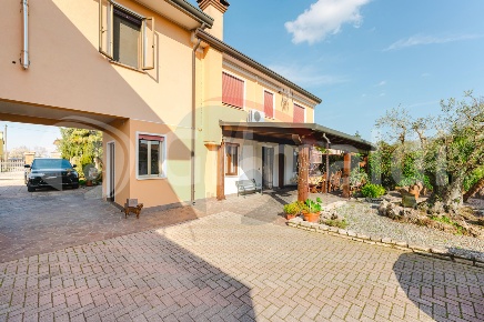 Foto Villa bifamiliare a Pianiga di 200 m² con 5 locali in vendita