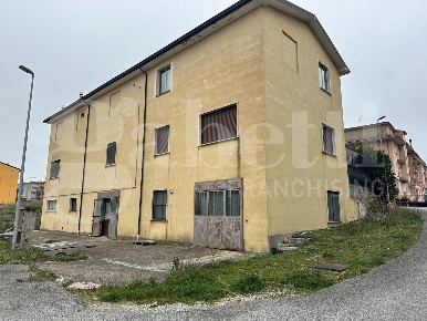 Foto Negozio in Via Corso Rinascimento 0, Calitri Centro di 535 m²