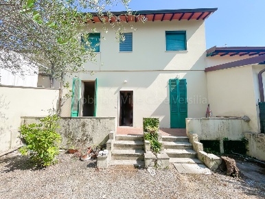 Foto Villa unifamiliare in Via Pistoia, Pietrasanta di 135 m² con 9 locali