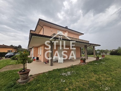 Foto Villa unifamiliare a Capannori Centro di 300 m² con 8 locali