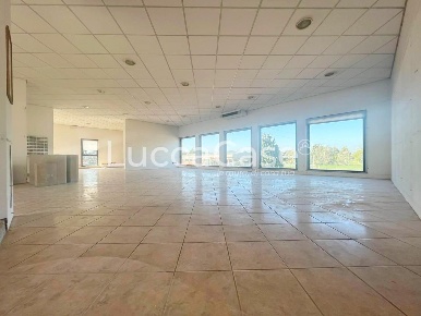 Foto Locale commerciale a Capannori Lammari - Lunata di 300 m² con 5 locali