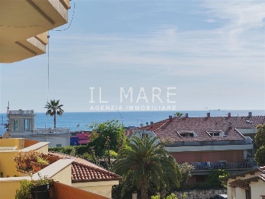 Foto Appartamento a Massa Marina di Massa Centro di 90 m² con 5 locali