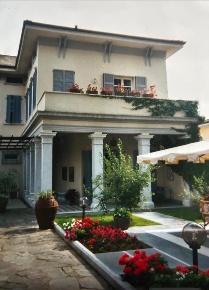 Foto Casa indipendente a Carrara di 560 m² con 12 locali in vendita