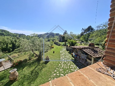 Foto Villa unifamiliare a Camaiore Camaiore Paese di 200 m² con 5 locali
