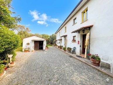 Foto Casale a Palaia Centro di 415 m² con 9 locali in vendita