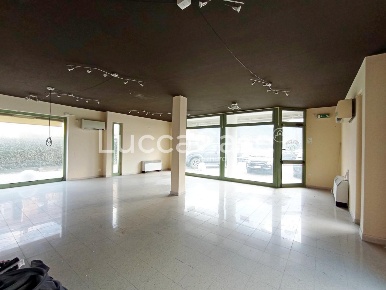 Foto Locale commerciale a Capannori Verciano - Guamo di 160 m² con 2 locali