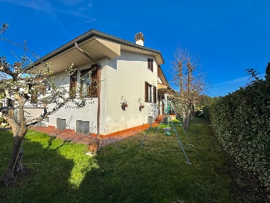 Foto Villa bifamiliare a Ponsacco Centro di 200 m² con 9 locali in vendita