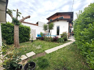 Foto Villa bifamiliare a Montignoso Cinquale di 130 m² con 5 locali