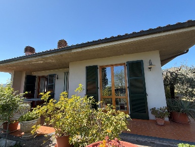 Foto Villa unifamiliare a Chianni di 300 m² con 8 locali in vendita