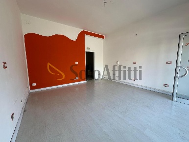 Foto Locale commerciale in Viale Cesare Augusto, Latina Centro di 37 m²
