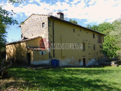 Foto Casa indipendente a Vicchio Centro di 230 m² con 8 locali in vendita