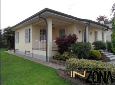 Foto Villa unifamiliare in via Casentino, Monza Boscherona di 275 m²