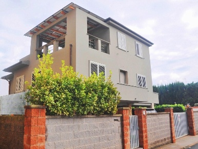 Foto Casa indipendente a Cecina Cecina Centro di 250 m² con 8 locali