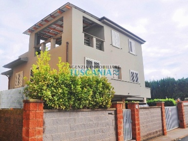 Foto Casa indipendente a Cecina Cecina Centro di 250 m² con 8 locali