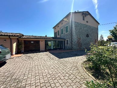 Foto Rustico a Porcari Centro di 330 m² con 10 locali in vendita