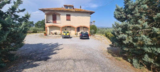 Foto Casale a Montepulciano di 300 m² con 13 locali in vendita