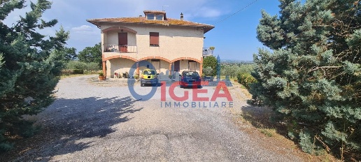 Foto Casale a Montepulciano di 300 m² con 13 locali in vendita