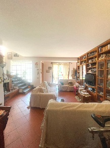 Foto Villa bifamiliare a Vicopisano Centro di 215 m² con 8 locali