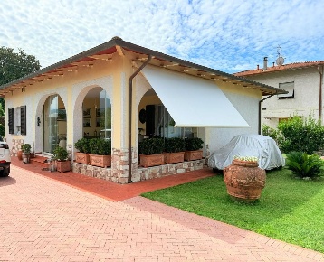 Foto Casa indipendente a Massa Marina di Massa Centro di 95 m² con 4 locali