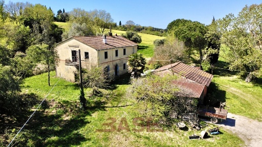 Foto Casale in Via Roma 88, Cecina Centro di 372 m² con 10 locali